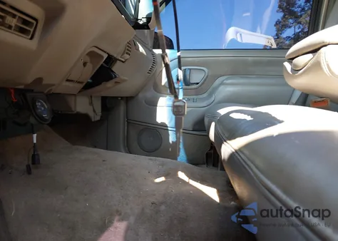 1998 Chevrolet C3500 z USA, uszkodzony, nr VIN 1GCHC33J9WF022102